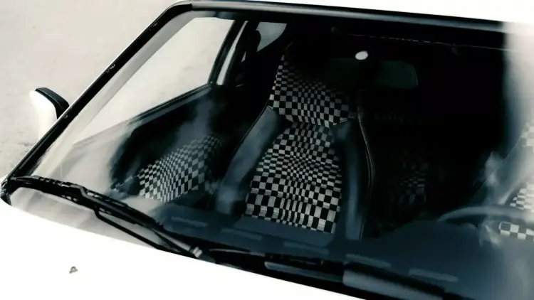 بورشه تعيد إحياء أشهر الأقمشة الكلاسيكية لمقاعد سياراتها